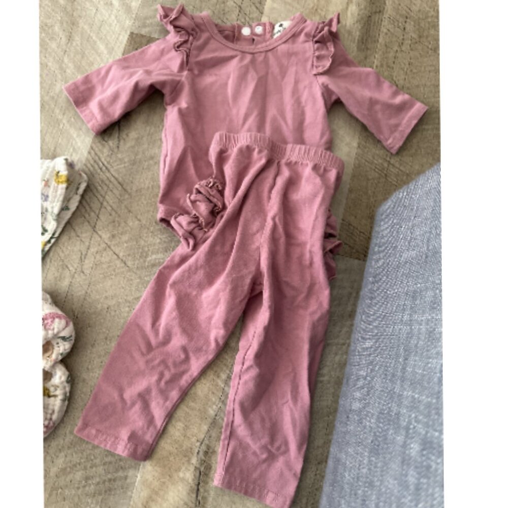Marie Nicole Long-sleeved bodysuit w/matching ruffle butt leggings --:6-9 Mos